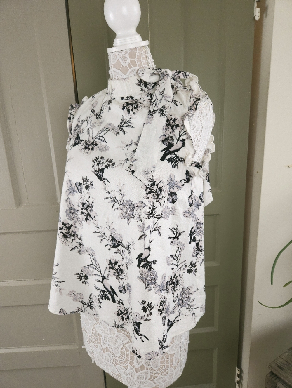 Who What Wear Women's Linen Floral Print Ruffled Sleeveless Blouse Cream S